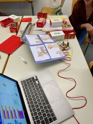 Tisch mit Makey Makey, Laptop für Projekt "Sprechende Bildergeschichte"